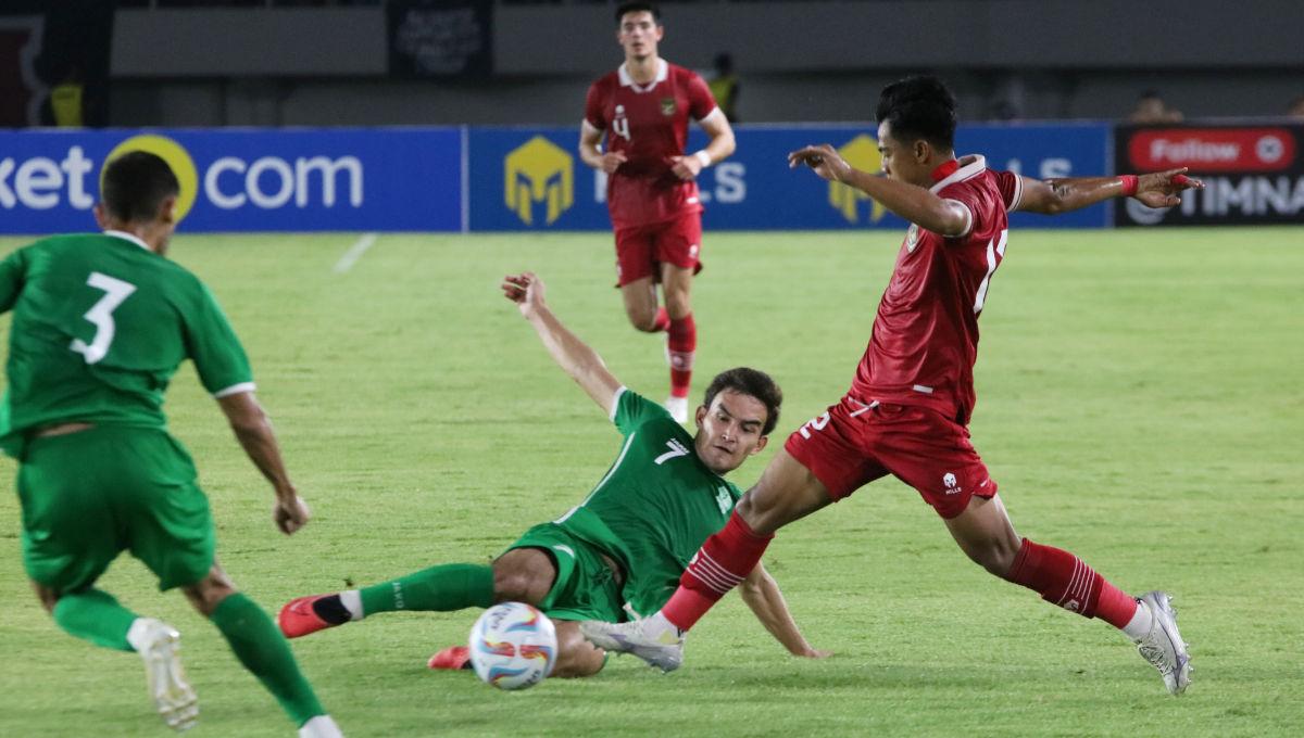 Bek Turkmenistan, Rahman Myratberdiyev berusaha menghentikan pergerakan pemain Timnas U-23, Pratama Arhan pada laga Kualifikasi Piala Asia U-23 di Stadion Manahan Solo, Selasa (12/09/23).
