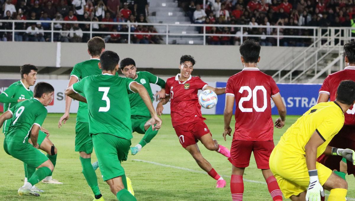 Peluang yang didapat striker Timnas U-23, Rafel Struick di depan gawang Turkmenistan pada laga Kualifikasi Piala Asia U-23 di Stadion Manahan Solo, Selasa (12/09/23).