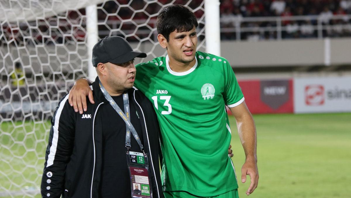 Bek Turkmenistan, Priyev Ruslan harus ditarik keluar karena cedera saat berhadapan dengan Timnas U-23 pada laga Kualifikasi Piala Asia U-23 di Stadion Manahan Solo, Selasa (12/09/23).