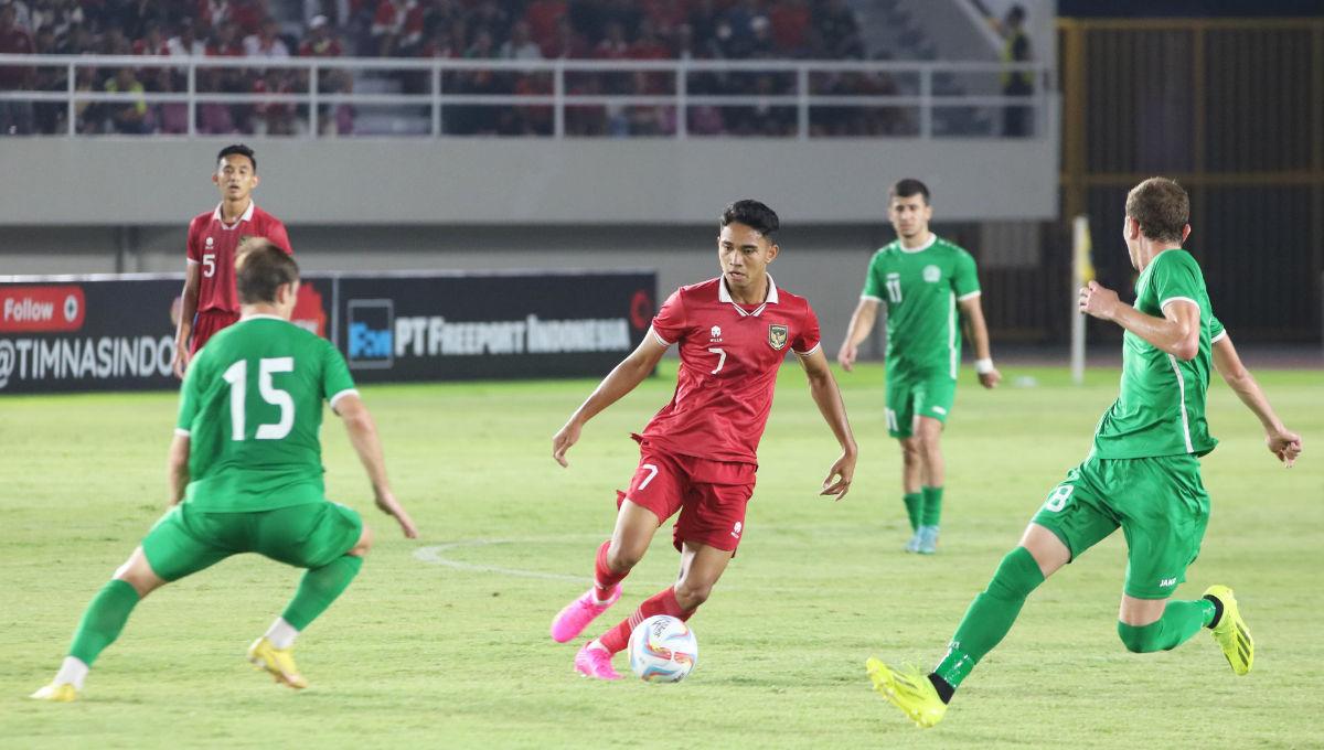 Gelandang Timnas U-23, Marcelino Ferdinan saat dikempung pemain Turkmenistan pada laga Kualifikasi Piala Asia U-23 di Stadion Manahan Solo, Selasa (12/09/23).