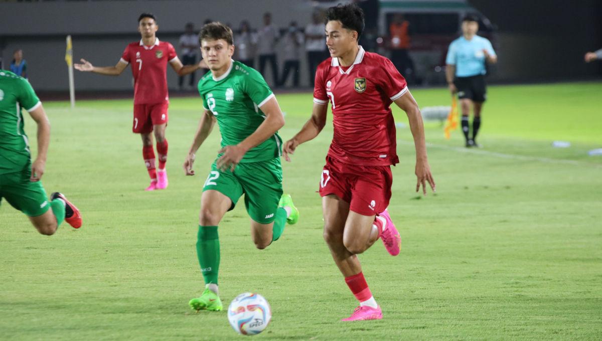 Striker Timnas U-23, Rafael Struick dibayangi pemain Turkmenistan pada laga Kualifikasi Piala Asia U-23 di Stadion Manahan Solo, Selasa (12/09/23).
