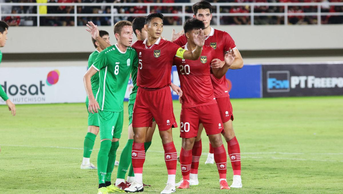 Kapten Timnas Indonesia U-23, Rizky Ridho mendapat pengawalan ketat pemain Turkmenistan pada laga Kualifikasi Piala Asia U-23 di Stadion Manahan Solo, Selasa (12/09/23).