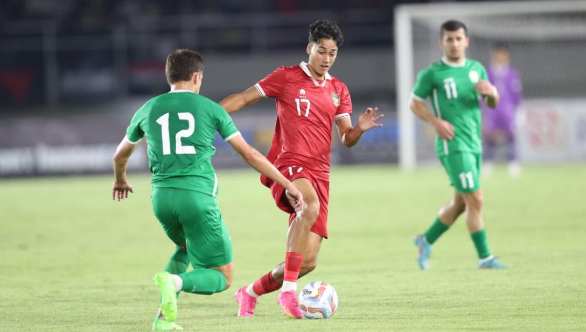 Striker Timnas U-23, Rafeel Struick saat melewati pemain Turkmenistan pada laga Kualifikasi Piala Asia U-23 di Stadion Manahan Solo, Selasa (12/09/23).