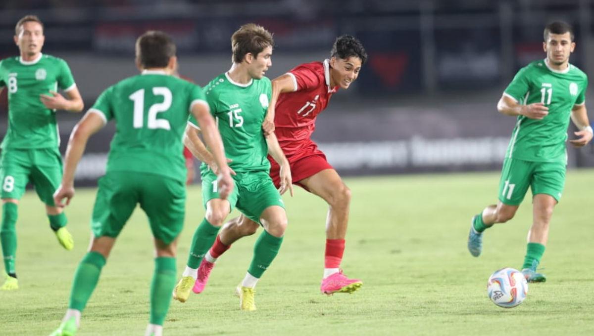 Striker Timnas U-23, Rafeel Struick saat melewati beberapa pemain Turkmenistan pada laga Kualifikasi Piala Asia U-23 di Stadion Manahan Solo, Selasa (12/09/23).
