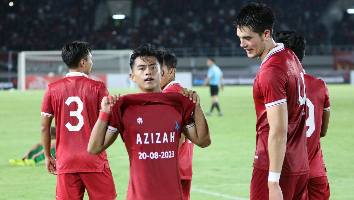 Selebrasi bucin bek Timnas U-23, Pratama Arhan untuk sang istri usai cetak gol ke gawang Turkmenistan pada laga Kualifikasi Piala Asia U-23 di Stadion Manahan Solo, Selasa (12/09/23).