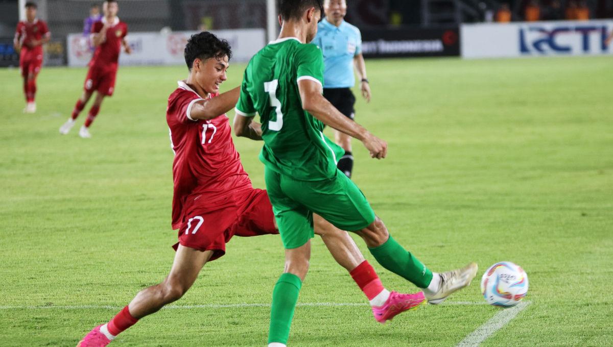 Striker Timnas U-23, Rafael Struick saat menghalau pemain Turkmenistan pada laga Kualifikasi Piala Asia U-23 di Stadion Manahan Solo, Selasa (12/09/23).