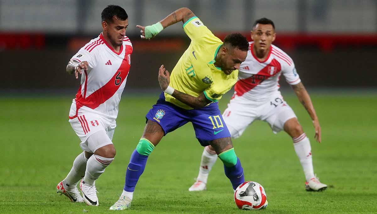 Pemain Brasil, Neymar mendapat kawalan ketat dari pemain Peru Miguel Trauco pada laga Kualifikasi Piala Dunia Amerika Selatan, Rabu (13/09/23). (Foto: REUTERS/Sebastian Castaneda)