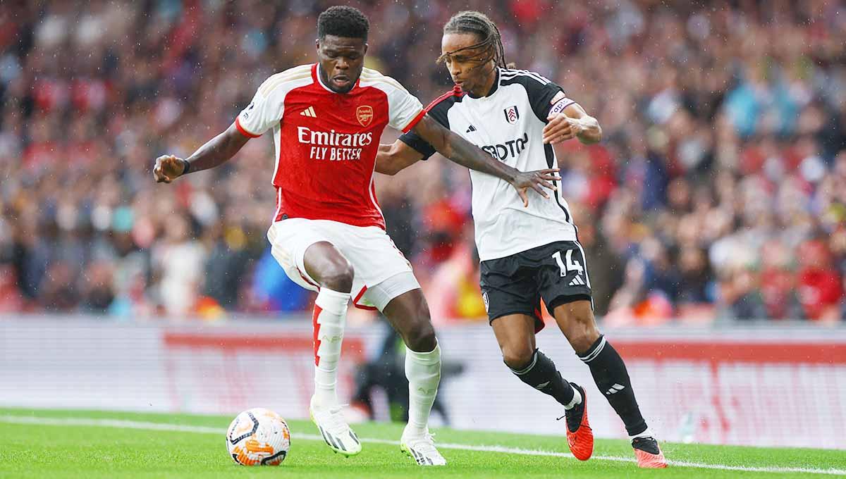 Gelandang Arsenal Thomas Partey saat berebut bola dengan pemain Fulham Bobby Decordova-Reid. (Foto: REUTERS/Matthew Childs)
