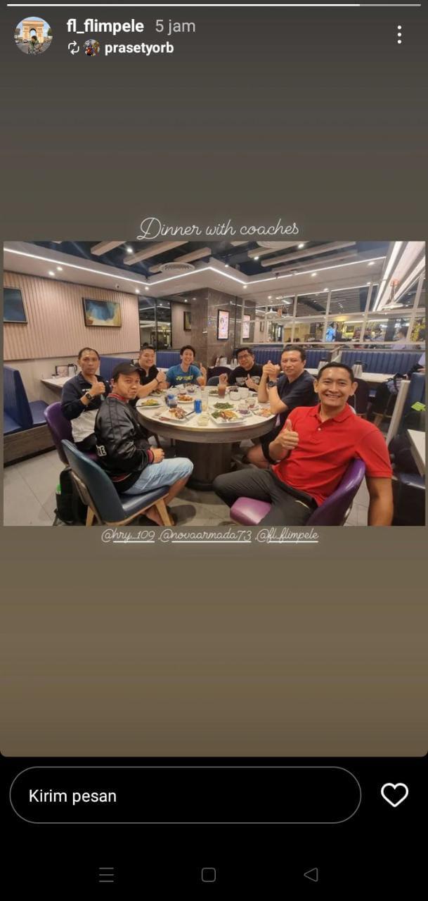 Flandy Limpele makan malam dengan beberapa rekan termasuk pelatih PBSI Prasetyo Restu Basuki di Hong Kong Open 2023, Sumber: Instagram Story @fl_lflimpele Copyright: instagram story @fl_flimpele