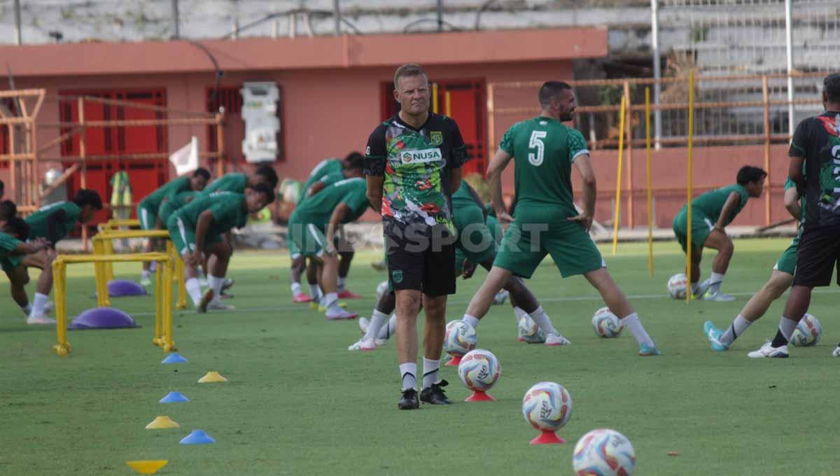 Pelatih baru Persebaya Surabaya, Josep Gombau memimpin latihan di Stadion Gelora 10 Nopember. (Foto: Fitra Herdian/INDOSPORT)