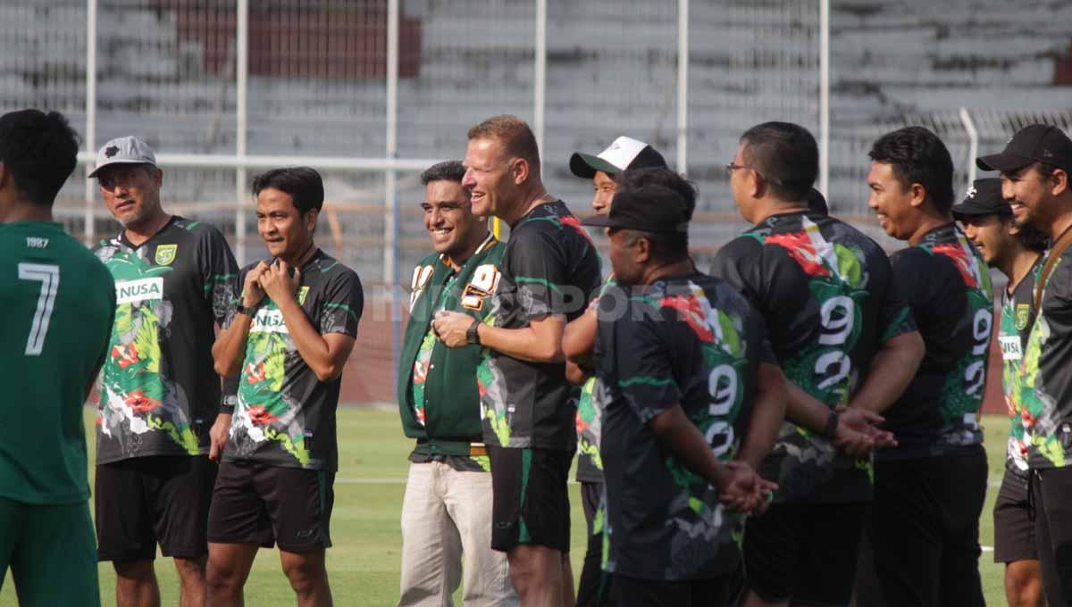 Pelatih Persebaya Surabaya, Josep Gombau, saat memimpin latihan tim. Foto: Fitra Herdian/INDOSPORT.