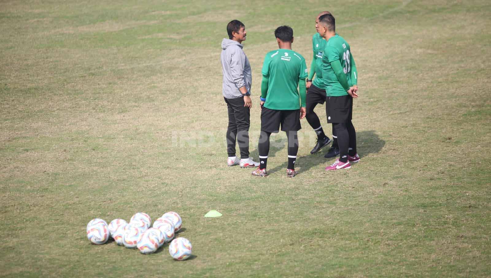 Pelatih Indra Sjafri saat berdiskusi dengan asistennya pada latihan Timnas Indonesia U-24 jelang Asian Games 2023 di Lapangan A Senayan, Jumat (15/09/23).