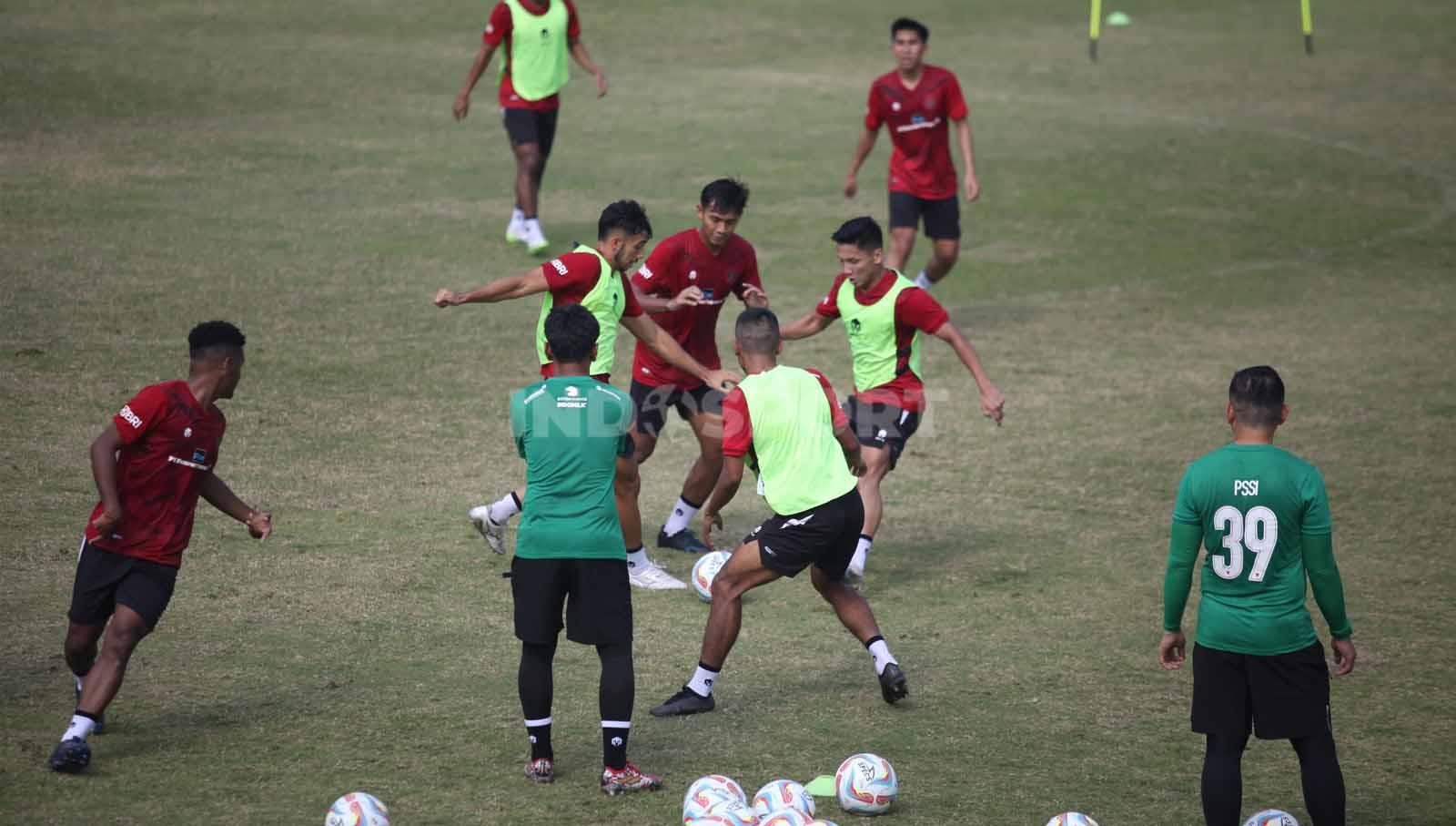 Duel antara Syahrian Abimanyu dengan George Brown pada latihan Timnas Indonesia U-24 jelang Asian Games 2023 di Lapangan A Senayan, Jumat (15/09/23).