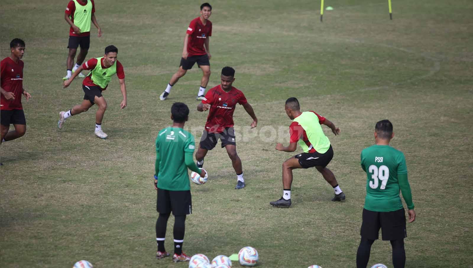 Ramai Rumakiek (tengah) saat menguasai bola pada latihan Timnas Indonesia U-24 jelang Asian Games 2023 di Lapangan A Senayan, Jumat (15/09/23).