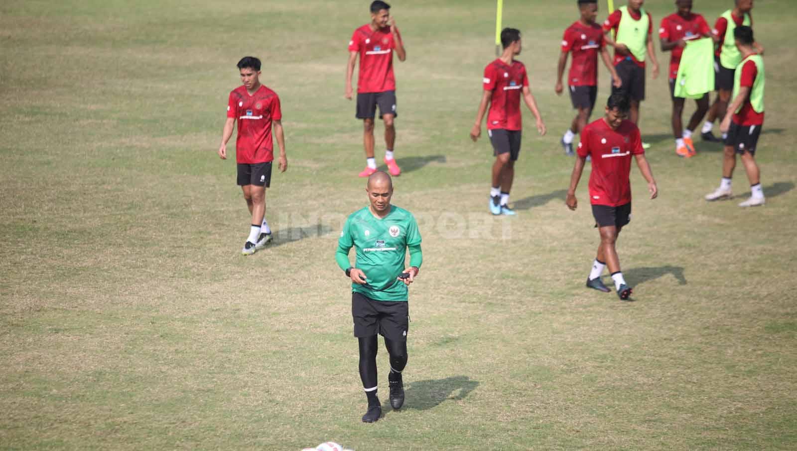 Asisten pelatih, Kurniawan Dwi Yulianto pada latihan Timnas Indonesia U-24 jelang Asian Games 2023 di Lapangan A Senayan, Jumat (15/09/23).