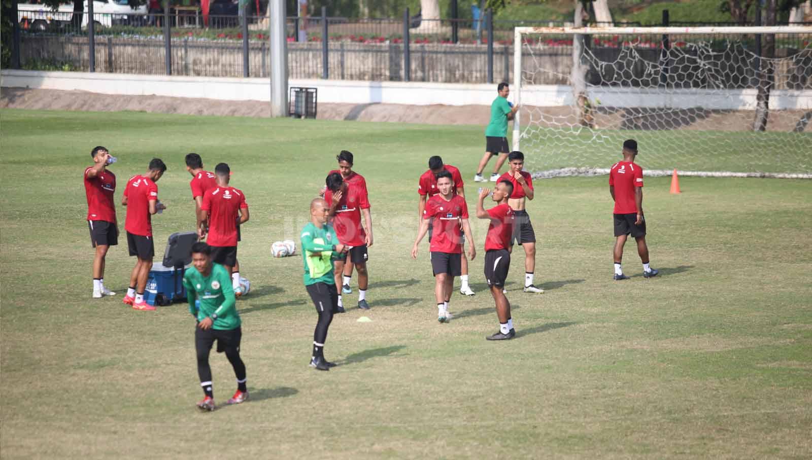 Para pemain Timnas Indonesia U-24 istirahat sejenak pada latihan Timnas Indonesia U-24 jelang Asian Games 2023 di Lapangan A Senayan, Jumat (15/09/23).