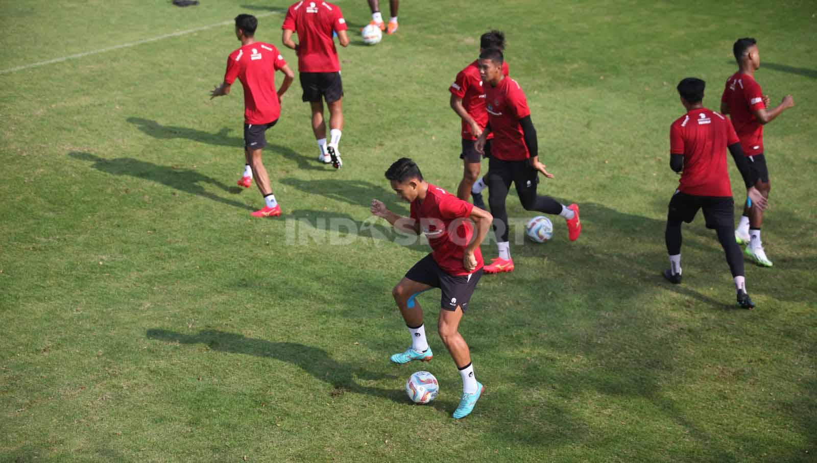 Bek Persija, Rizky Ridho (bawah) pada latihan Timnas Indonesia U-24 jelang Asian Games 2023 di Lapangan A Senayan, Jumat (15/09/23).