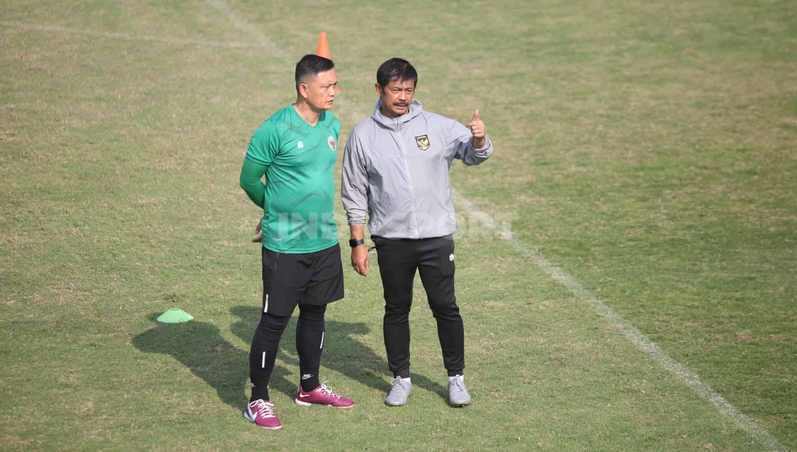 Pelatih Indra Sjafri (kanan) saat berdiskusi dengan asistennya, Yeyen Tumena pada latihan  Timnas Indonesia U-24 jelang Asian Games 2023 di Lapangan A Senayan, Jumat (15/09/23).