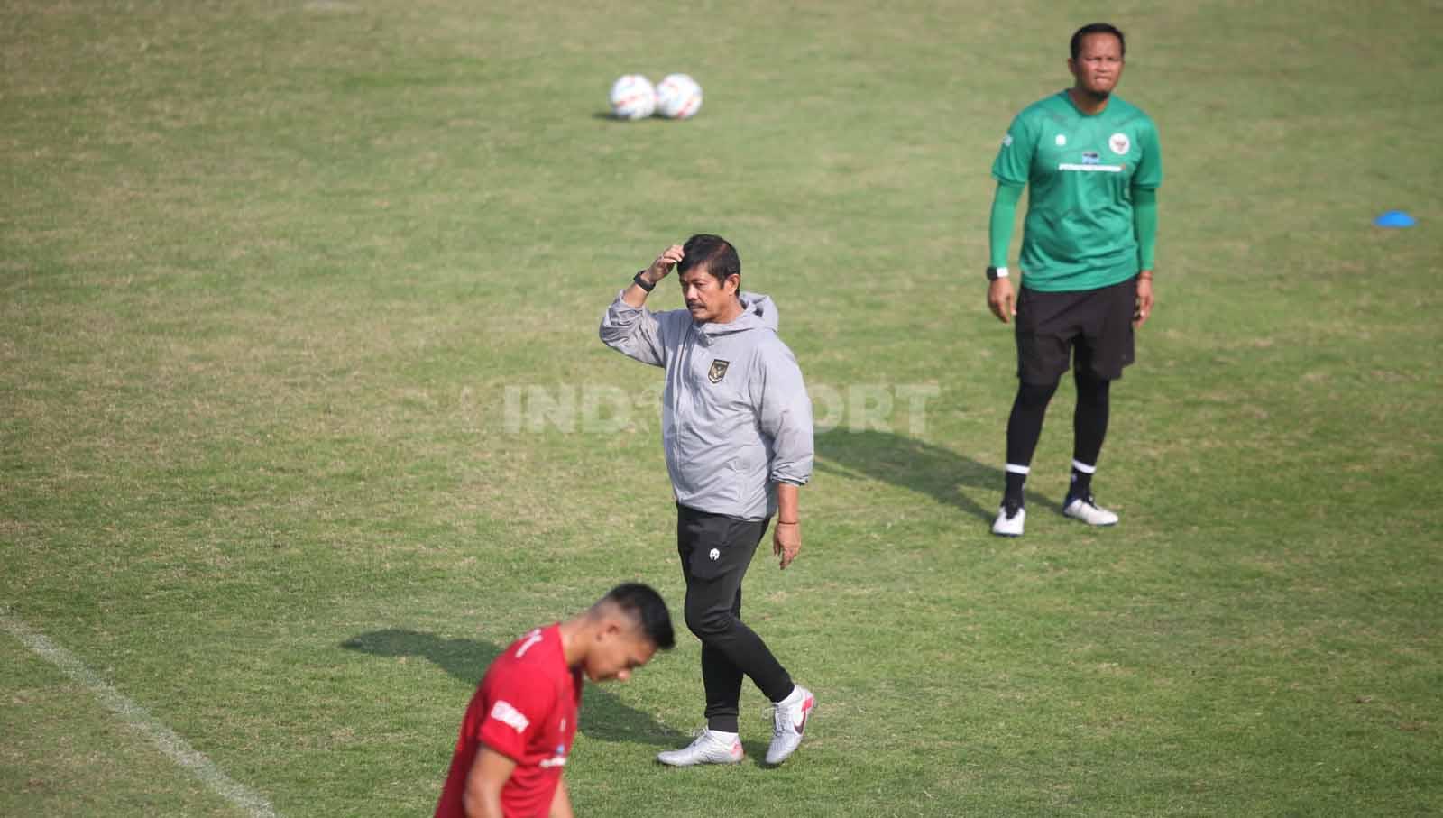 Pelatih Indra Sjafri saat mengawal latihan Timnas Indonesia U-24 jelang Asian Games 2023 di Lapangan A Senayan, Jumat (15/09/23).