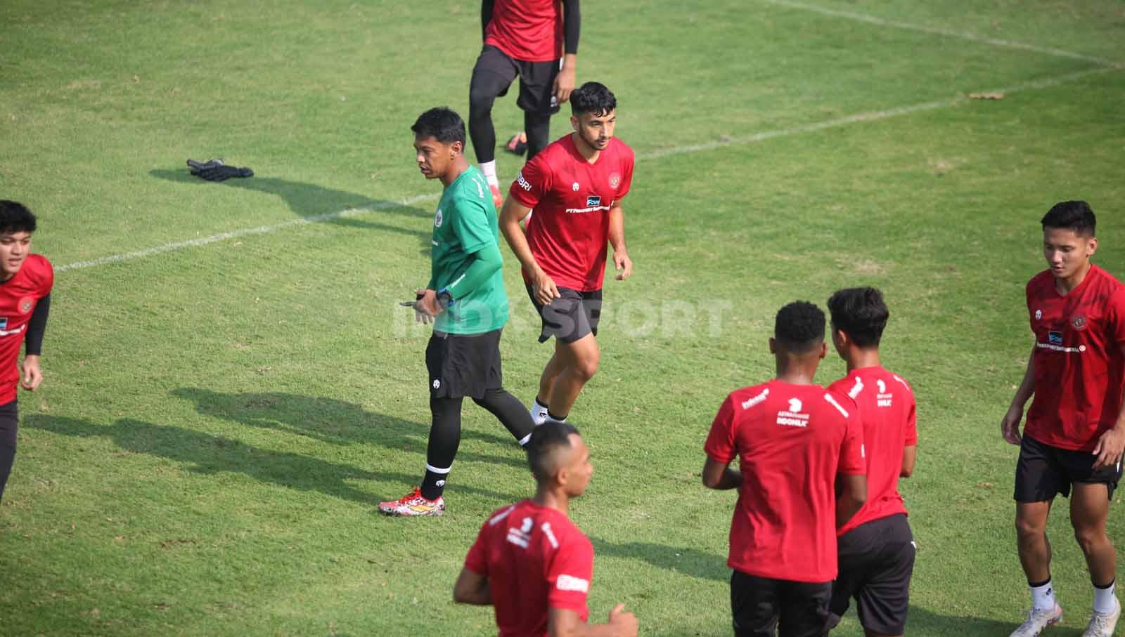 Pemain asal Persebaya, George Brown pada latihan Timnas Indonesia U-24 jelang Asian Games 2023 di Lapangan A Senayan, Jumat (15/09/23).