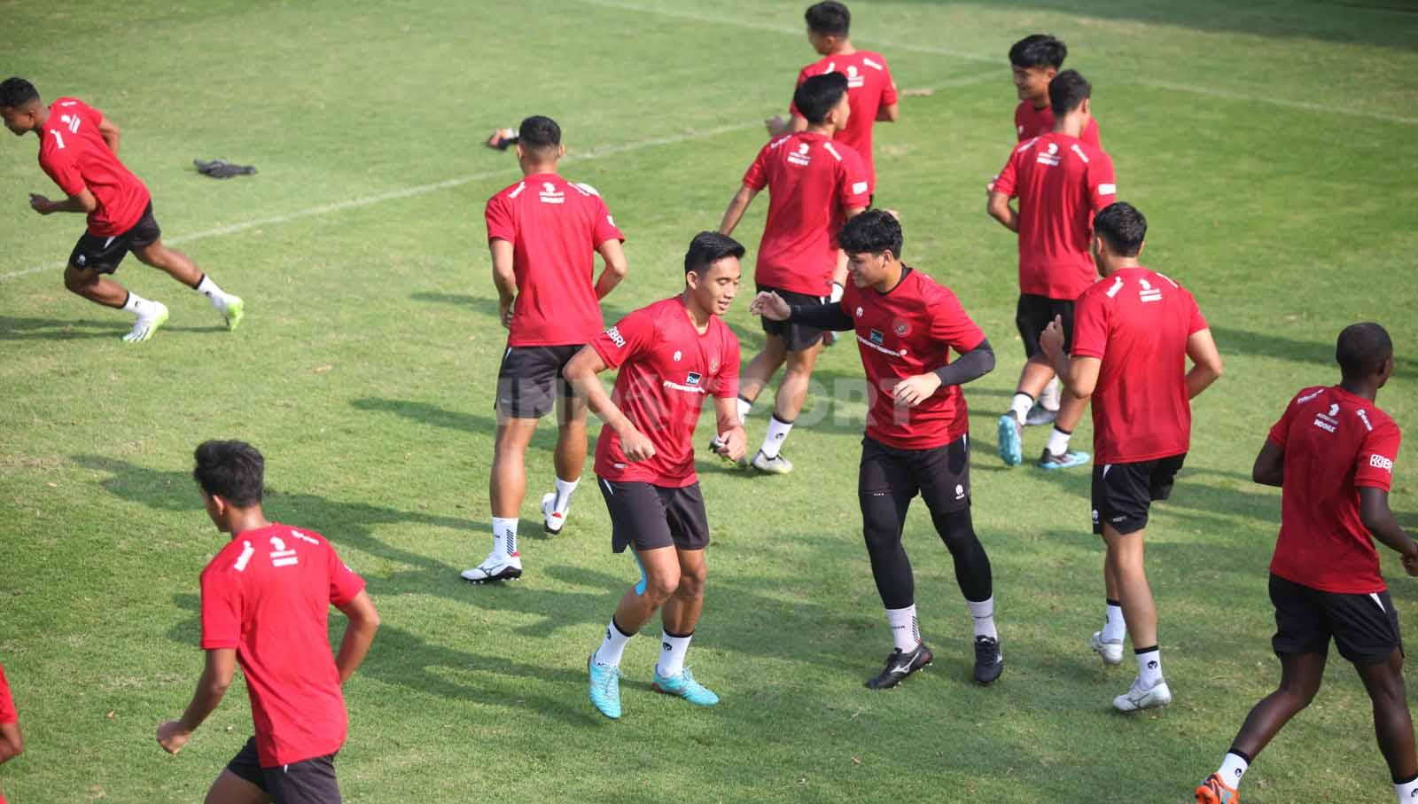 Latihan Timnas Indonesia U-24 jelang ke Asian Games 2023 di Lapangan A Senayan, Jumat (15/09/23) baru diikuti 15 pemain.