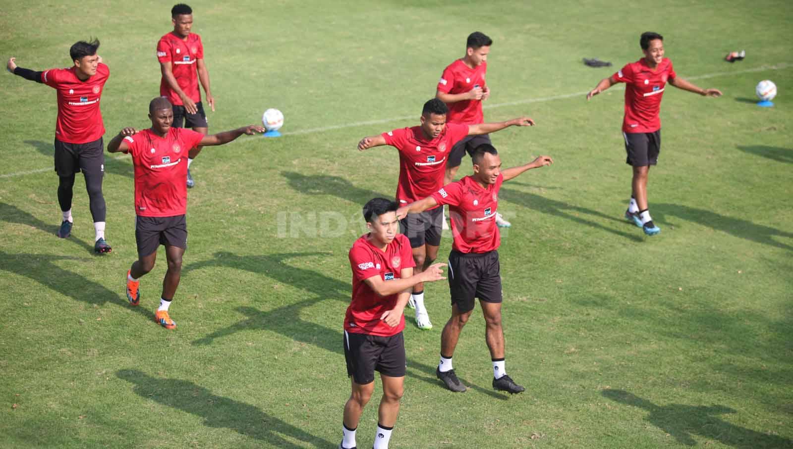 Para pemain Timnas Indonesia U-24 melakukan pemanasan sebelum menjalani latihan jelang ke Asian Games 2023 di Lapangan A Senayan, Jumat (15/09/23).