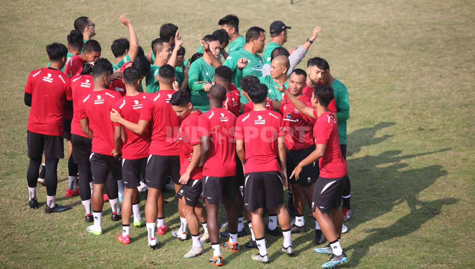 Para pemain Timnas Indonesia U-24 melakukan tos sebelum menjalani latihan jelang ke Asian Games 2023 di Lapangan A Senayan, Jumat (15/09/23).