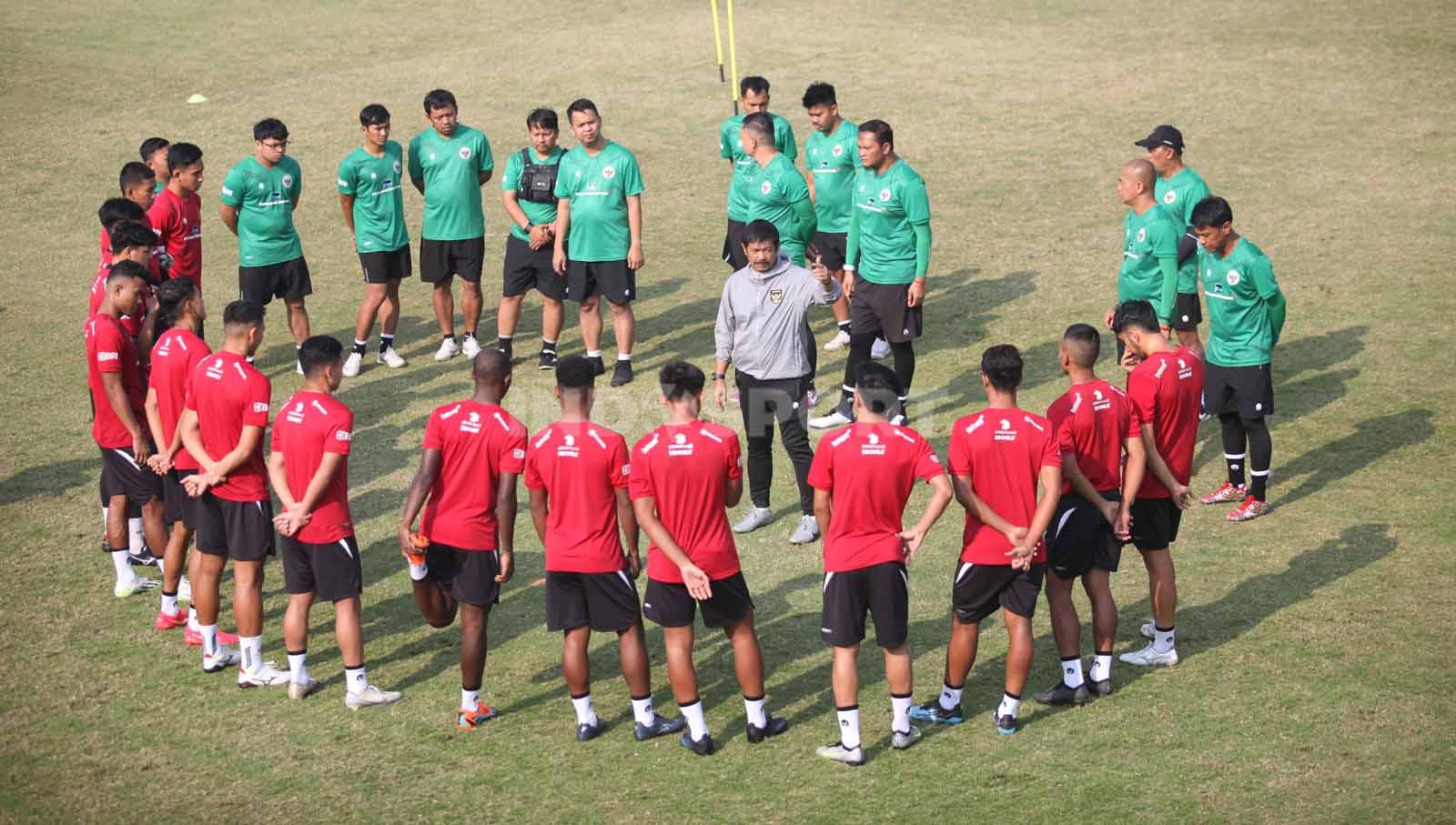 Para pemain Timnas Indonesia U-24 sedang mendengarkan arahan pelatih Indra Sjafri sebelum menjalani latihan jelang ke Asian Games 2023 di Lapangan A Senayan, Jumat (15/09/23).