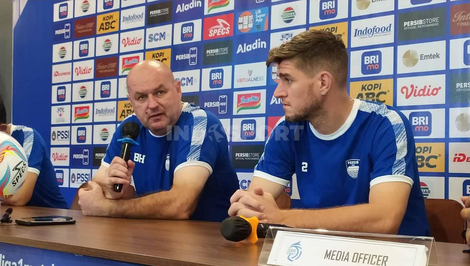 Pelatih Persib, Bojan Hodak, bersama pemainnya Nick Kuipers saat konferensi pers menjelang lawan Persikabo. (Foto: Arif Rahman/INDOSPORT)