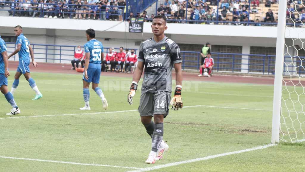 Penjaga gawang Persib Bandung, Teja Paku Alam, saat menghadapi Persikabo 1973 pada pertandingan pekan ke-12 Liga 1 2023-2024 di Stadion Gelora Bandung Lautan Api (GBLA), Kota Bandung, Sabtu (16/09/23).