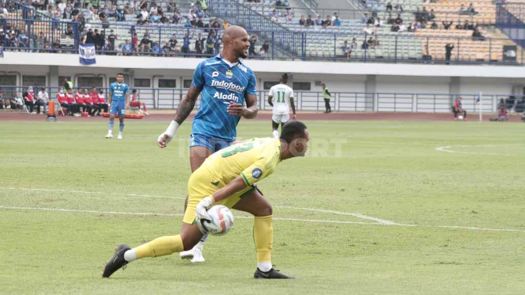 Penjaga gawang Persikabo, Husna, menguasai bola pada pertandingan menghadapi Persib, di Stadion Gelora Bandung Lautan Api (GBLA), Kota Bandung, Sabtu (16/09/23).