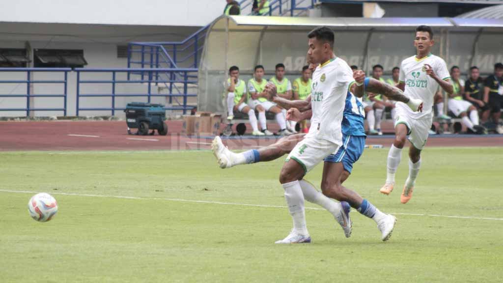 Striker Persib, David da Silva mendapatkan pengawalan ketat dari bek Persikabo, Syahrul, pada pertandingan pekan ke-12 Liga 1 2023-2024 di Stadion Gelora Bandung Lautan Api (GBLA), Kota Bandung, Sabtu (16/09/23).