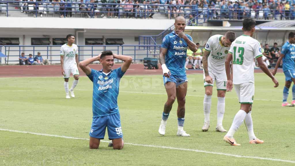 Pemain Persib, Ryan Kurnia, kecewa setelah peluangnya gagal menjadi gol, saat menghadapi Persikabo 1973 pada pertandingan pekan ke-12 Liga 1 2023-2024 di Stadion Gelora Bandung Lautan Api (GBLA), Kota Bandung, Sabtu (16/09/23).