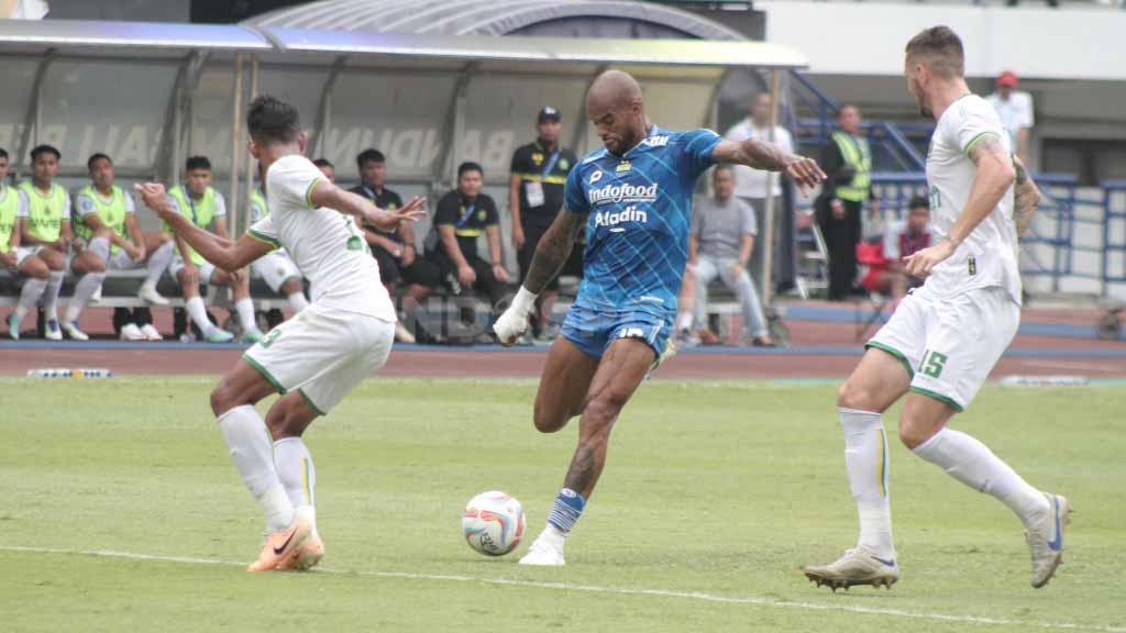 Stiker Persib Bandung, David da Silva dikawal ketat pemain Persikabo, pada pertandingan pekan ke-12 Liga 1 2023-2024 di Stadion Gelora Bandung Lautan Api (GBLA), Kota Bandung, Sabtu (16/09/23).