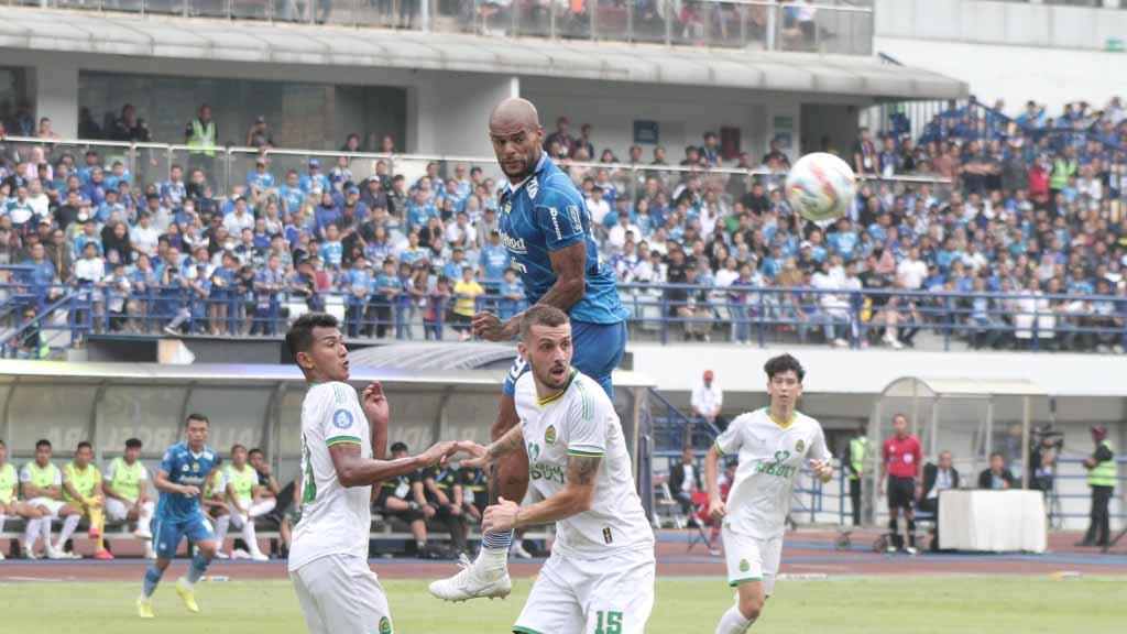 Striker Persib Bandung, David da Silva mendapatkan pengawalan ketat saat menghadapi Persikabo 1973 pada pertandingan pekan ke-12 Liga 1 2023-2024 di Stadion Gelora Bandung Lautan Api (GBLA), Kota Bandung, Sabtu (16/09/23).