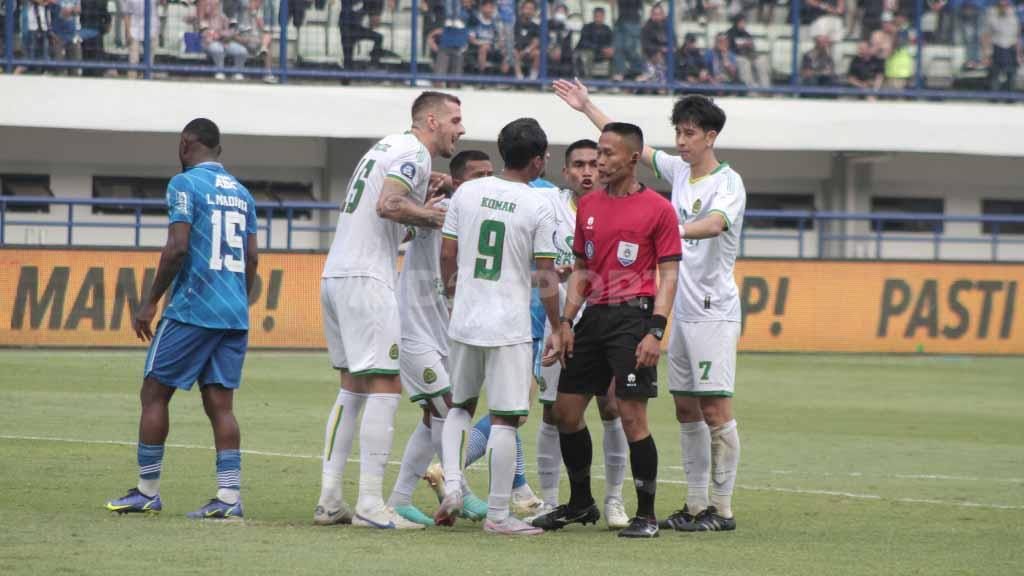 Pemain Persikabo melakukan protes kepada wasit, yang memberikan penalti pada pertandingan menghadapi Persib, di pekan ke-12 Liga 1 2023-2024 di Stadion Gelora Bandung Lautan Api (GBLA), Kota Bandung, Sabtu (16/09/23).