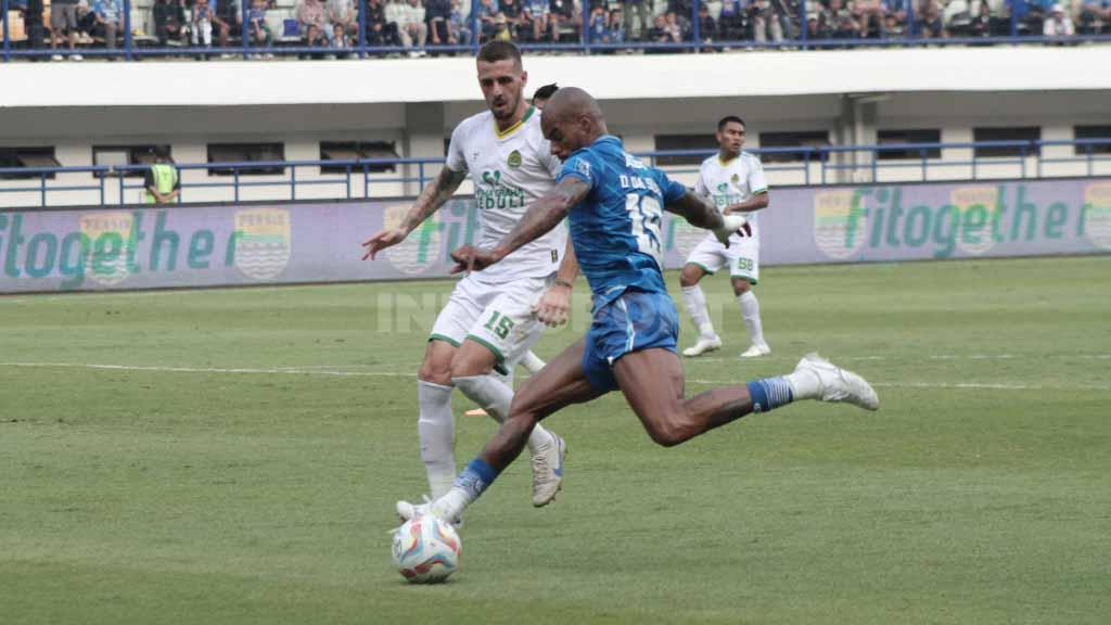 Striker Persib Bandung, David da Silva mencoba melepaskan tendangan saat menghadapi Persikabo 1973 pada pertandingan pekan ke-12 Liga 1 2023-2024 di Stadion Gelora Bandung Lautan Api (GBLA), Kota Bandung, Sabtu (16/09/23).