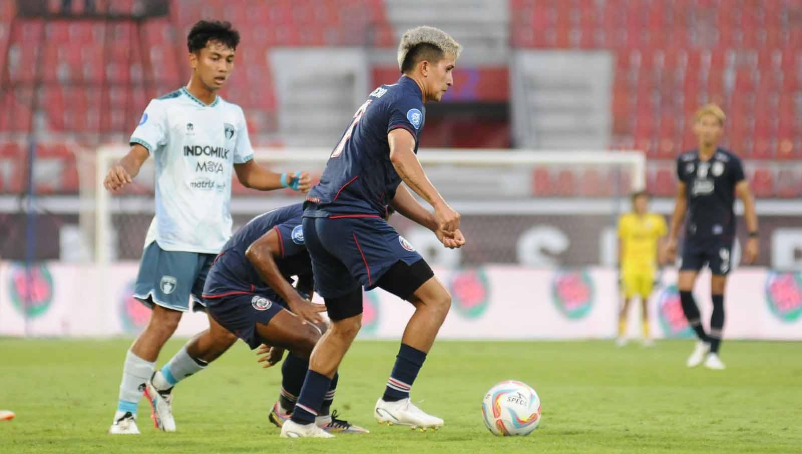 Pemain Arema FC, Ariel Lucero, dalam perebutan bola melawan Persita Tangerang.