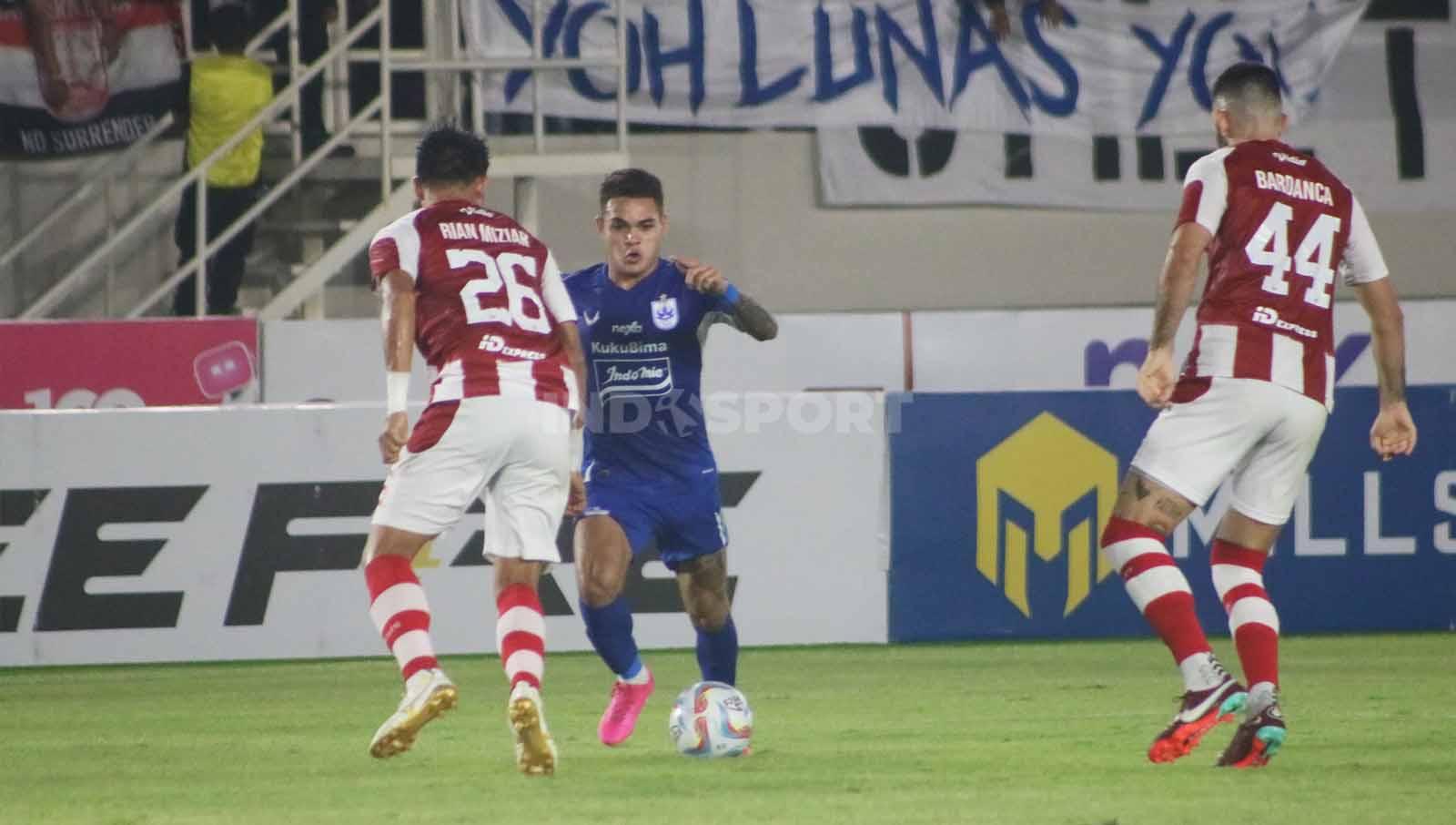 Penyerang PSIS, Gali Freitas, berusaha melewati penjagaan bek Persis Solo, Rian Miziar dalam laga pekan ke-12 Liga 1 2023-2024 di Stadion Manahan Solo, Sabtu (16/9/23).