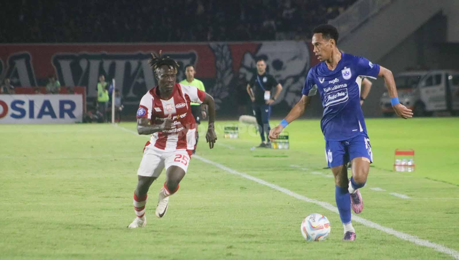 Bek PSIS, Gio Numberi, saat dibayangi gelandang Persis Solo, Moussa Sidibe, dalam laga pekan ke-12 Liga 1 2023-2024 di Stadion Manahan Solo, Sabtu (16/9/23).