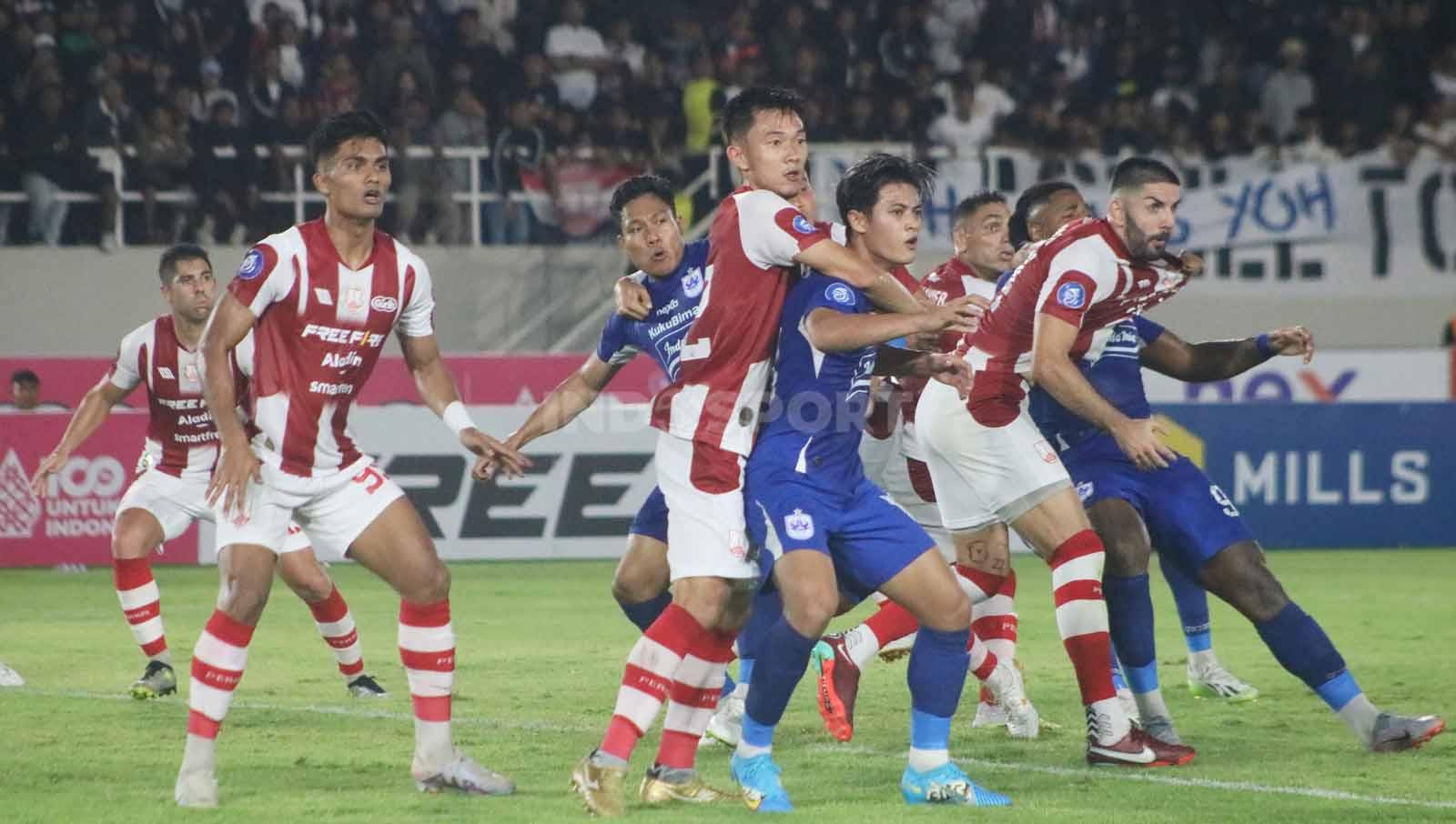 Para pemain Persis Solo saat menjaga pemain PSIS Semarang dalam laga pekan ke-12 Liga 1 2023-2024 di Stadion Manahan Solo, Sabtu (16/9/23).