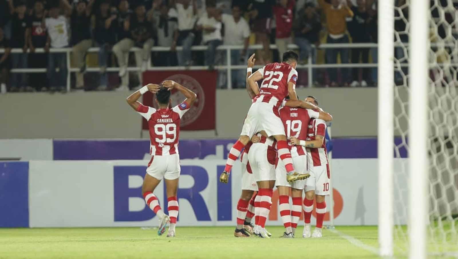 Selebrasi para pemain Persis Solo setelah mencetak gol ke gawang PSIS Semarang dalam laga pekan ke-12 Liga 1 2023-2024 di Stadion Manahan Solo, Sabtu (16/9/23).