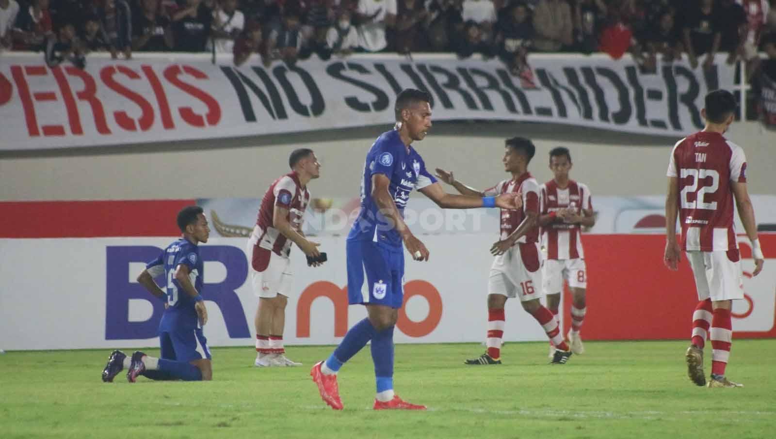 Dua penggawa PSIS Semarang kecewa setelah kalah dari Persis Solo 0-2 dalam laga pekan ke-12 Liga 1 2023-2024 di Stadion Manahan Solo, Sabtu (16/9/23).