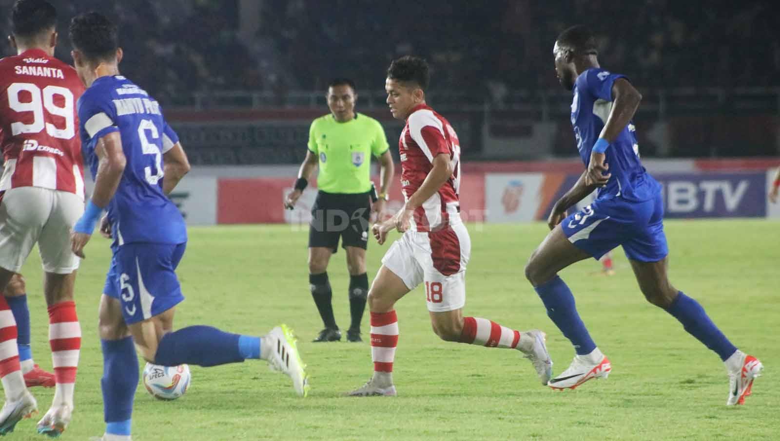 Gelandang Persis Solo, Arapenta Poerba, saat dikawal gelandang PSIS, Boubakary Diarra, dalam laga pekan ke-12 Liga 1 2023-2024 di Stadion Manahan Solo, Sabtu (16/9/23).