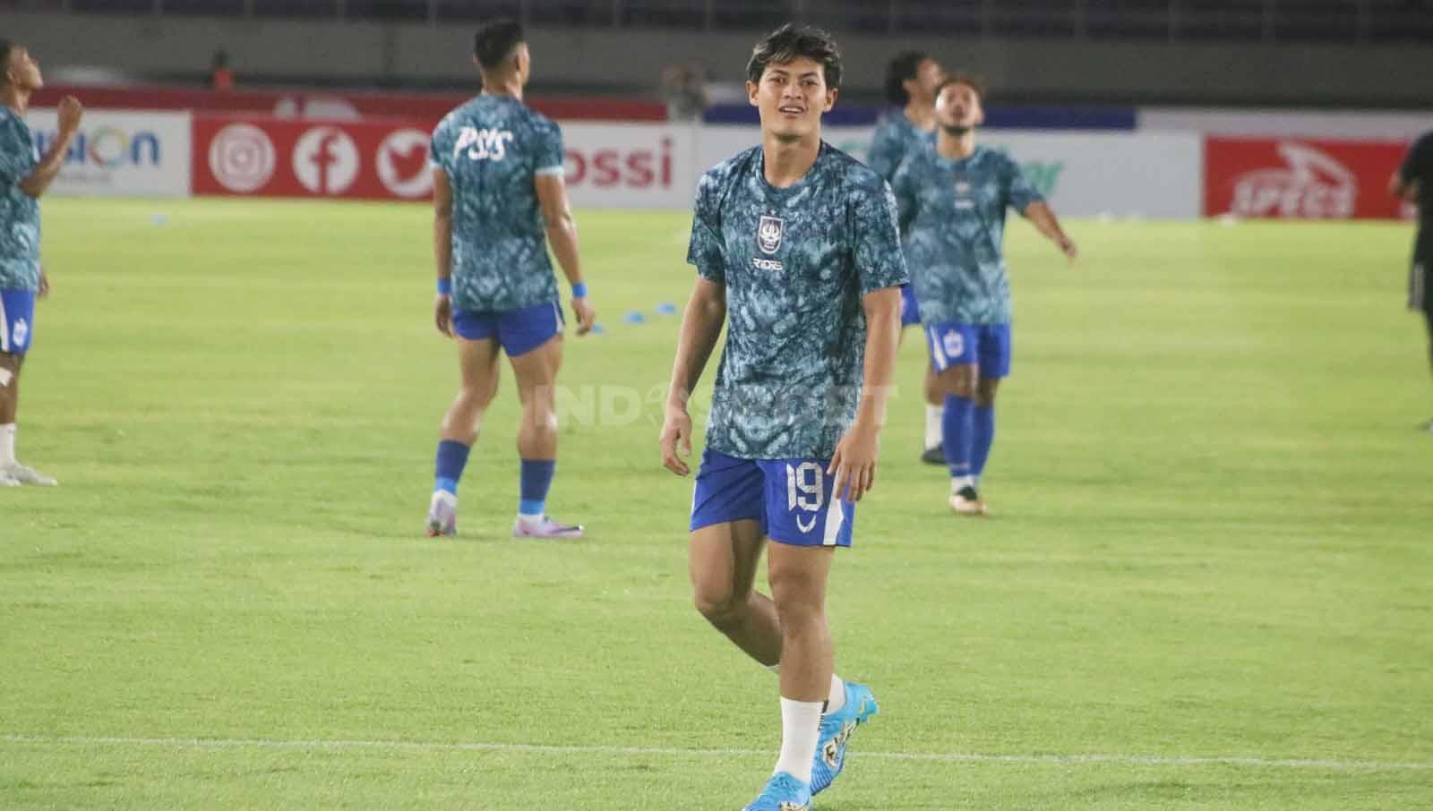 Bek PSIS, Alfeandra Dewangga, saat pemanasan sebelum melakoni laga pekan ke-12 Liga 1 2023-2024 di Stadion Manahan Solo, Sabtu (16/9/23).