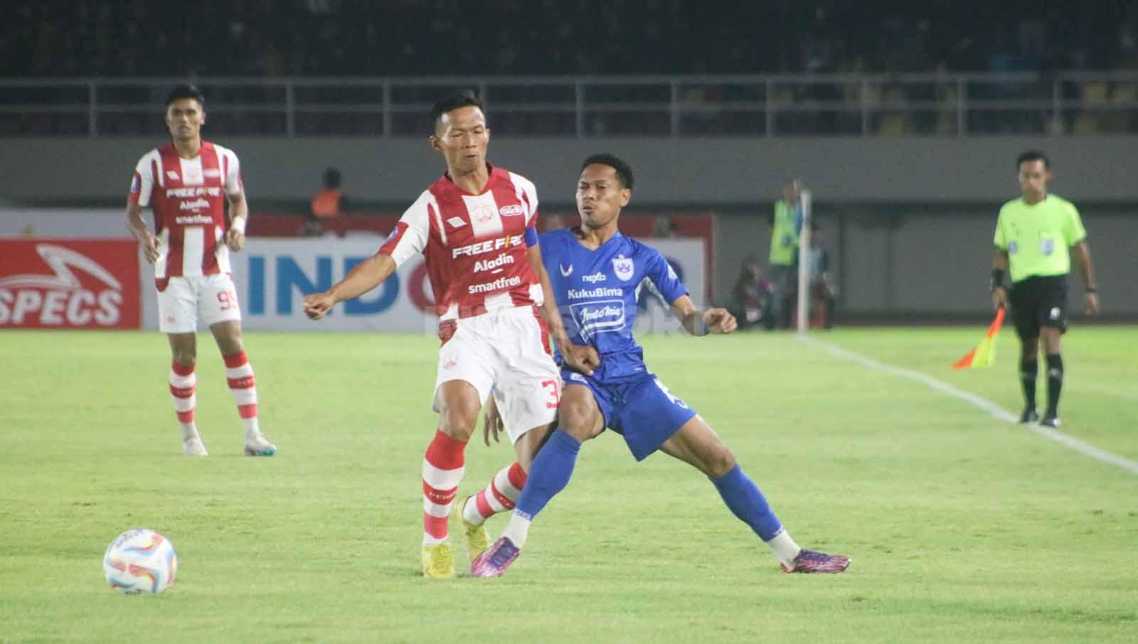 Bek PSIS, Gio Numberi, saat merebut bola yang dikuasai bek Persis Solo, Eky Taufik, dalam laga pekan ke-12 Liga 1 2023-2024 di Stadion Manahan Solo, Sabtu (16/9/23).