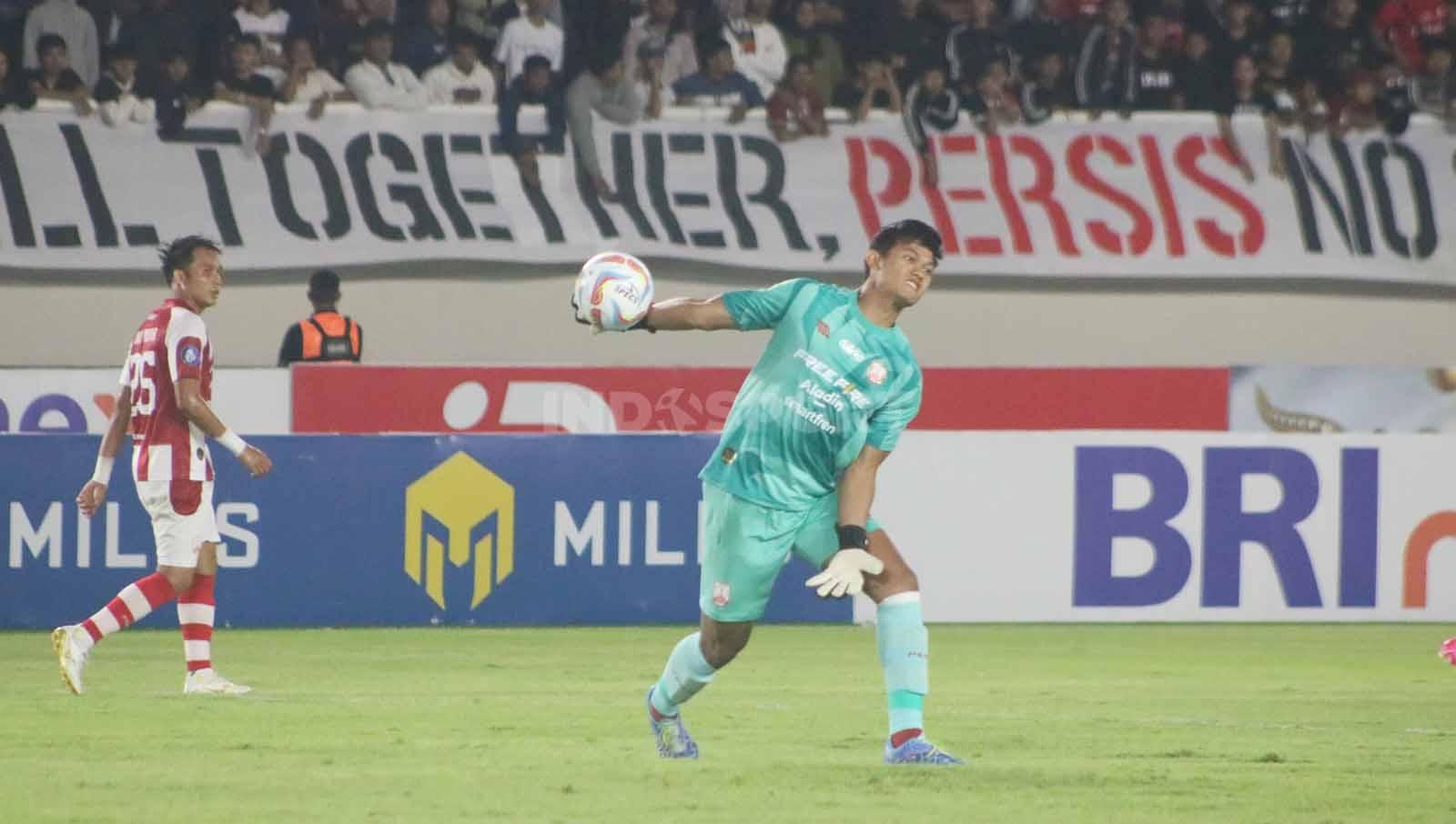 Kiper Persis Solo, Muhammad Riyandi, kembali bermain setelah penyembuhan cedera lutut selama tujuh bulan. Riyandi sukses clean-sheet dalam laga pekan ke-12 Liga 1 2023-2024 di Stadion Manahan Solo, Sabtu (16/9/23).