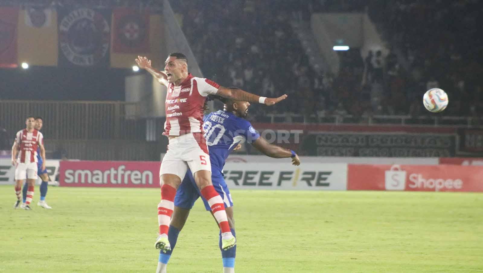 Duel penyerang PSIS, Carlos Fortes, dengan bek Persis Solo, Jaime Xavier, dalam laga pekan ke-12 Liga 1 2023-2024 di Stadion Manahan Solo, Sabtu (16/9/23).