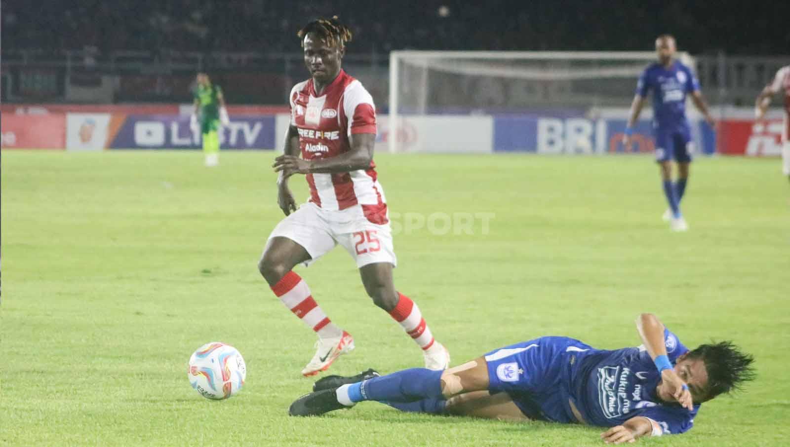 Gelandang Persis Solo, Moussa Sidibe, setelah berduel dengan gelandang PSIS, Septian David Maulana, dalam laga pekan ke-12 Liga 1 2023-2024 di Stadion Manahan Solo, Sabtu (16/9/23).