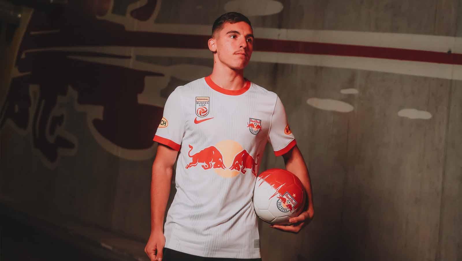 Playmaker elite Israel, Oscar Gloukh, incaran Manchester United rupanya nyaris gabung Barcelona di bursa transfer musim panas 2023. (Foto: redbullsalzburg.at)